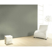 Scène d''intérieur avec papier peint à motifs, fauteuil et pile de papier