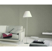 Salon avec canapé, lampadaire et papier peint à motifs pour une ambiance élégante