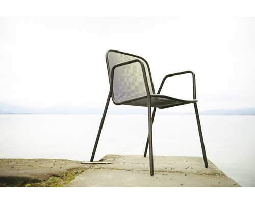 Chaise de jardin en métal avec accoudoir au bord du lac