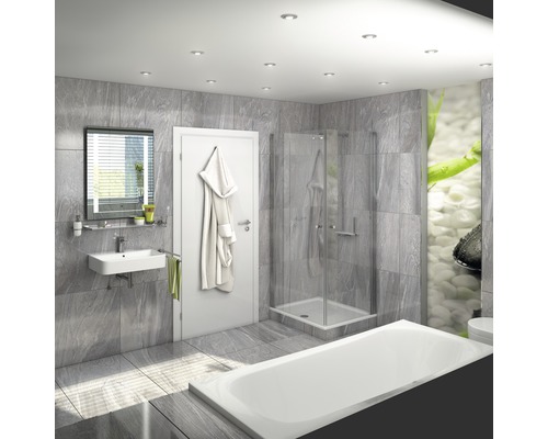 Salle de bain avec baignoire, douche, lavabo, miroir et accessoires