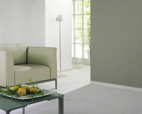 Salon avec fauteuil, lampadaire et papier peint à motifs pour une ambiance élégante