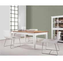 Salle à manger avec table, chaises et vaisselier dans une pièce lumineuse