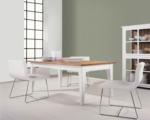 Salle à manger avec table, chaises et vaisselier dans une pièce lumineuse