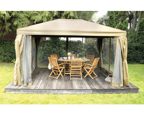 Gartenszene mit Pavillon, Holztisch und Stühlen auf einer Holzterrasse