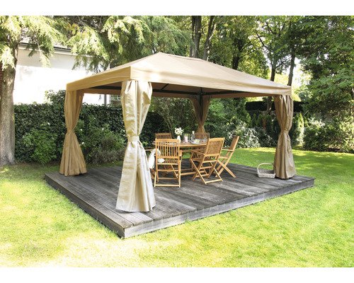 Gartenpavillon mit Vorhängen und Sitzgruppe auf einer Holzterrasse im Garten