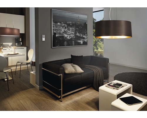 Wohnzimmer mit Sofa, Tisch, Pendelleuchte und Bild