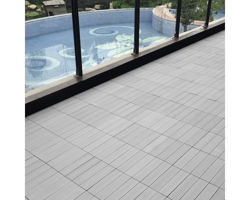 Dalles de terrasse posées sur un balcon avec vue sur une piscine