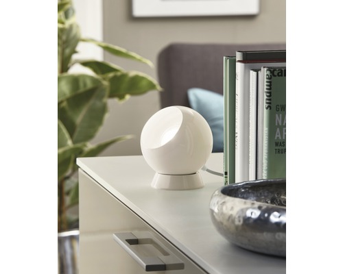 Lampe de table décorative en forme de boule sur une table