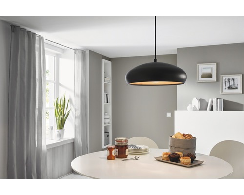 Esszimmer mit Pendelleuchte über rundem Tisch