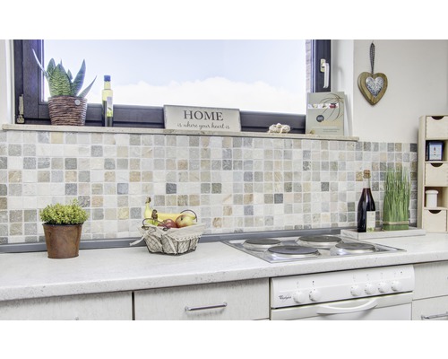 Scène de cuisine avec mosaïque, corbeille de fruits, plaque de cuisson et décoration