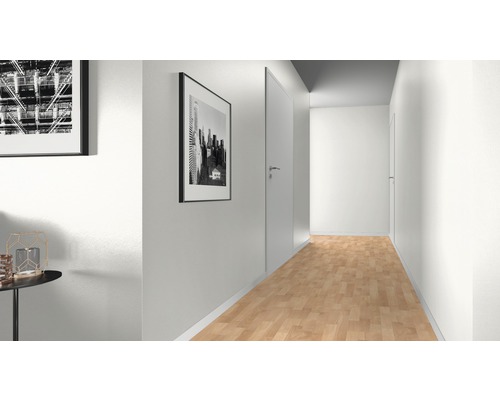 Couloir avec parquet, portes et tableaux encadrés