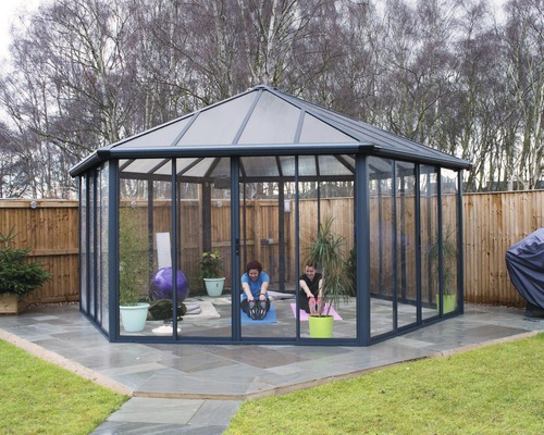 Pavillon im Garten mit zwei Personen beim Yoga