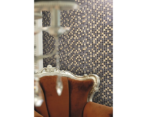 Mur avec carreaux de mosaïque et fauteuil