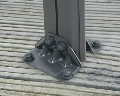 Vue détaillée de la fixation d''un toit de terrasse au sol