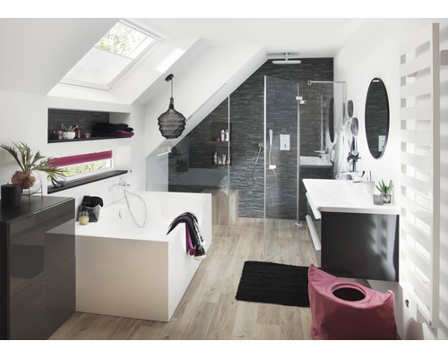 Salle de bains avec douche, baignoire, lavabo et fenêtre de toit