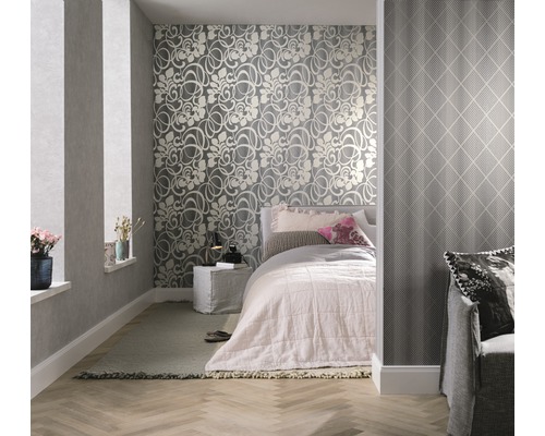 Schlafzimmer mit gemusterten Tapeten an den Wänden