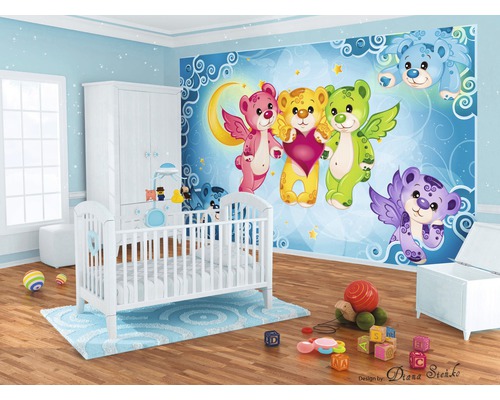 Kinderzimmer mit Bären-Fototapete, Babybett, Schrank und Spielzeug