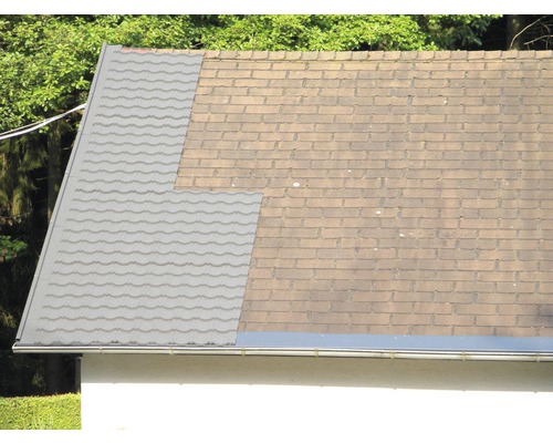 Toit avec des tuiles anciennes et nouvelles