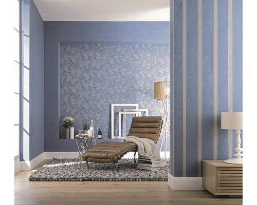 Wohnzimmer mit blauer Tapete, Liege und Dekoration