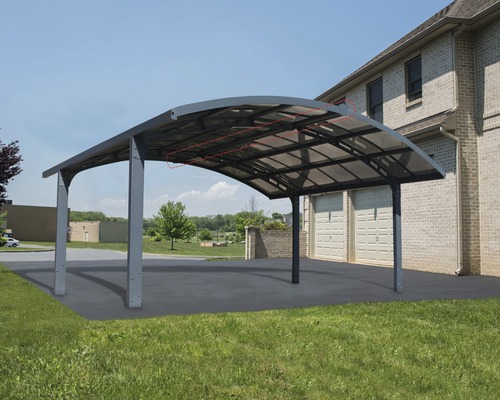 Abri de voiture avec structure en acier et toit transparent sur une allée de garage
