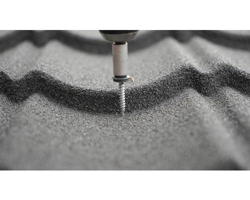 Fixation d''une plaque de toit avec un tournevis