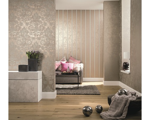 Wohnzimmer mit Tapeten in floralem Muster und Streifenmuster für eine helle und freundliche Atmosphäre