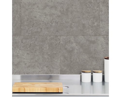 Scène de cuisine avec panneaux muraux aspect béton, plan de travail et accessoires