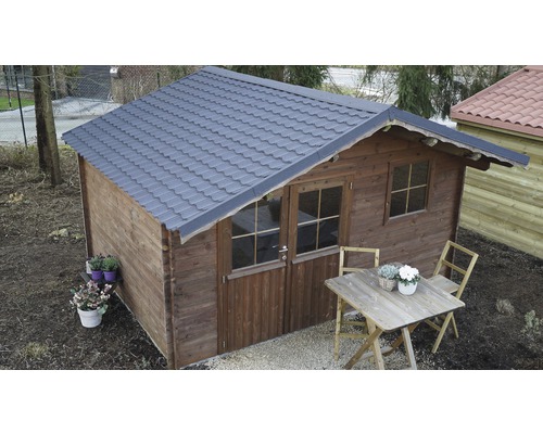 Abri de jardin en bois avec double porte, fenêtres et toit en tuiles à côté d''une table et de chaises