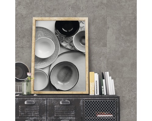 Image décorative avec cadre sur une commode