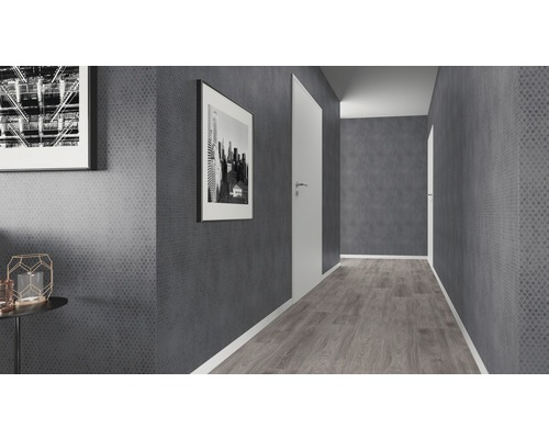 Couloir avec papier peint gris, sol en bois clair et portes blanches