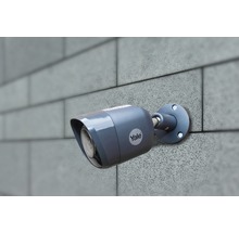 Caméra de surveillance pour extérieur montée sur un mur