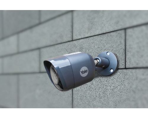 Caméra de surveillance pour extérieur montée sur un mur