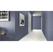 Couloir avec papier peint à motifs, portes et tableaux