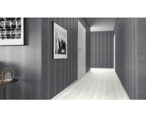 Couloir avec papier peint gris, porte blanche et parquet clair