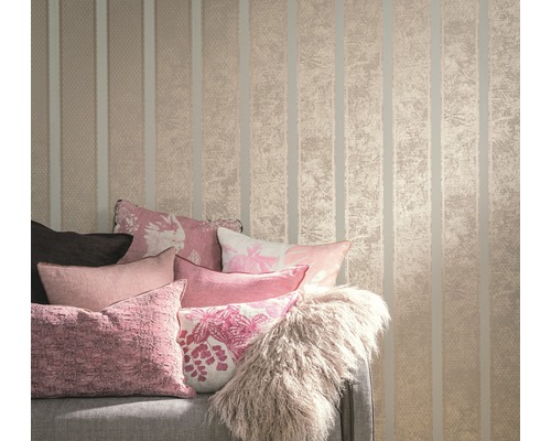 Dekorative Wand mit gestreifter Tapete und Kissen auf Sofa