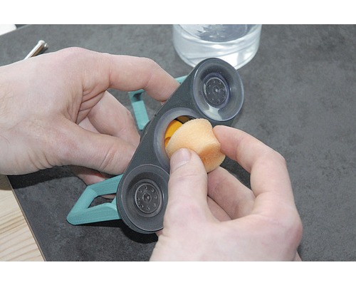 Nettoyage d''un nettoyeur de vitres avec ventouses et éponge