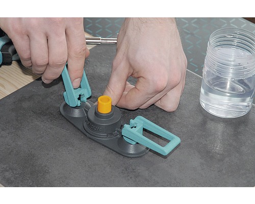 Système de nivellement de carreaux en cours d''utilisation sur un carreau