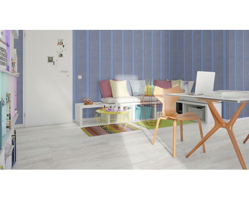 Heller Raum mit Schreibtisch, Stuhl, Sitzbank, Couchtisch und blau gestreifter Tapete