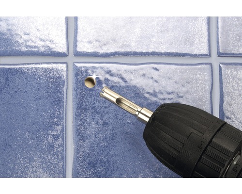Perceuse à carrelage perçant un trou dans un carreau