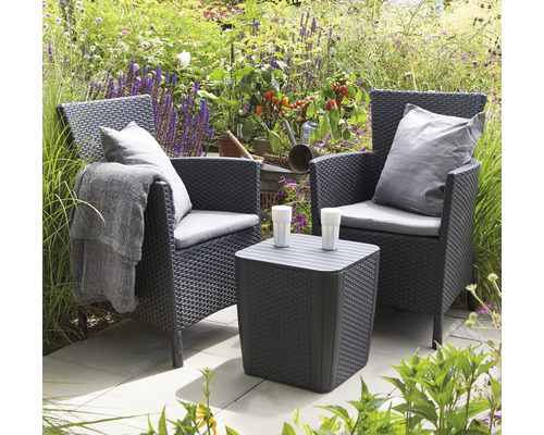 Ensemble de salon de jardin avec deux fauteuils et une table à l''extérieur