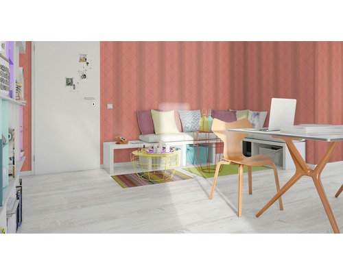 Wohnzimmer mit Schreibtisch, Stuhl, Sitzbank und gemusterter Tapete