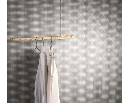 Graue Rautenmuster-Tapete mit Kleiderbügel und Kleidung