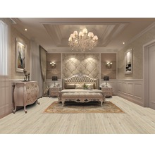 Chambre lumineuse avec lit double, tables de chevet, commode et tapis sur le sol