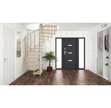 Couloir lumineux avec escalier en colimaçon, porte d''entrée et armoire de vestiaire