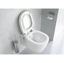 Weisses Wand WC mit offenem Deckel, Toilettenbürste und Toilettenpapierhalter