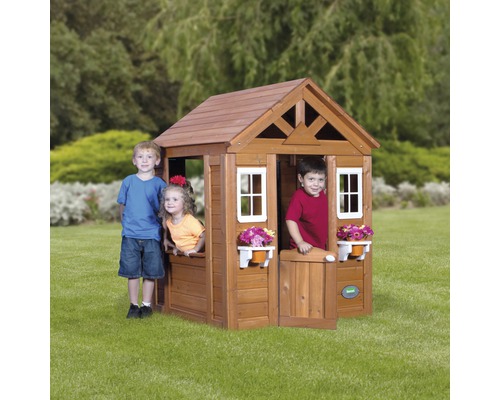 Cabane de jeu en bois avec des enfants dans le jardin