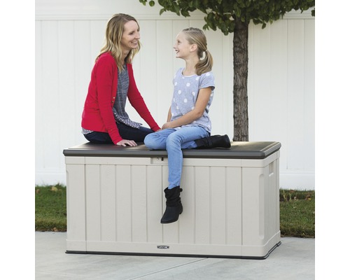 Aufbewahrungsbox aus Kunststoff mit zwei Personen im Garten