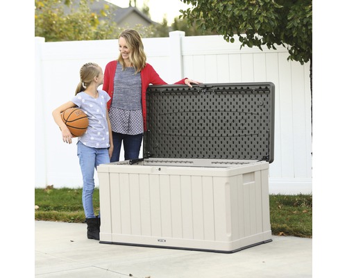 Aufnahme einer Frau und eines Kindes neben einer geöffneten Aufbewahrungsbox im Außenbereich