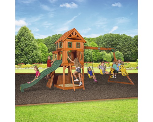 Spielplatzanlage aus Holz mit Rutsche, Schaukeln und Spielhaus für Kinder im Garten