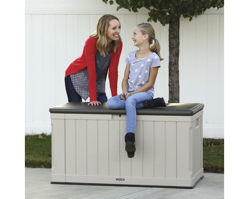 Gartentruhe mit zwei Personen im Garten